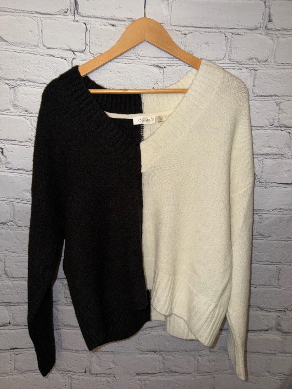 RD Style Black & White Split V-Neck Colorblock Sweater Size Medium